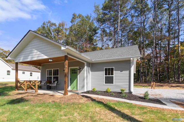 view of front of property featuring a front lawn