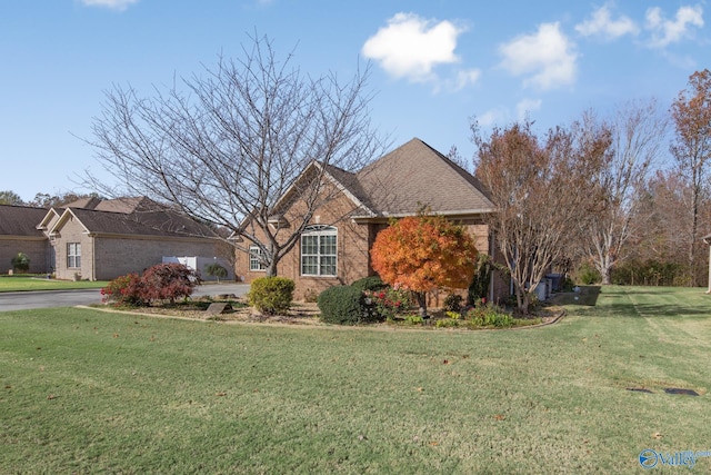 view of front facade featuring a front lawn