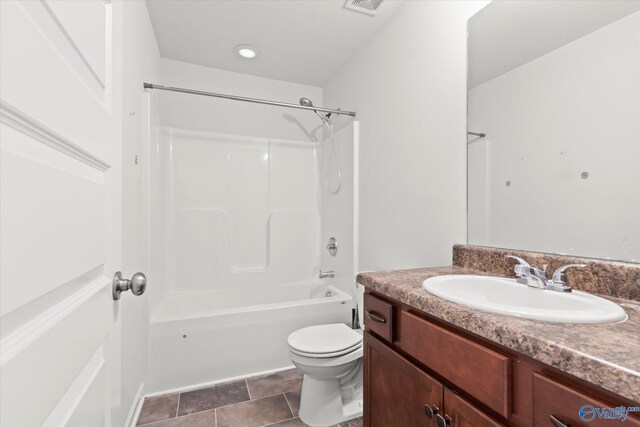 unfurnished room with ceiling fan and light colored carpet