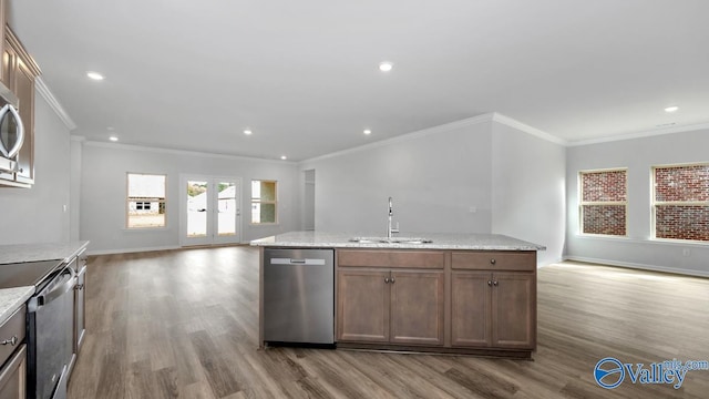 kitchen with sink, stainless steel appliances, light wood-type flooring, and ornamental molding