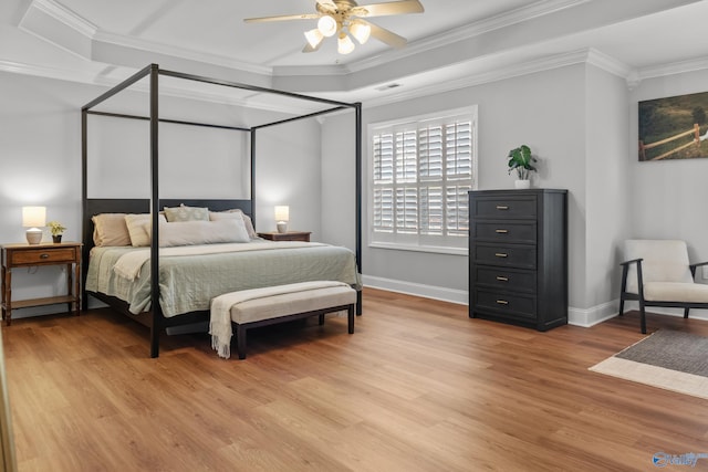 bedroom with light wood-style flooring, baseboards, ornamental molding, and a ceiling fan
