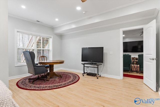 living area with recessed lighting, visible vents, baseboards, light wood finished floors, and crown molding