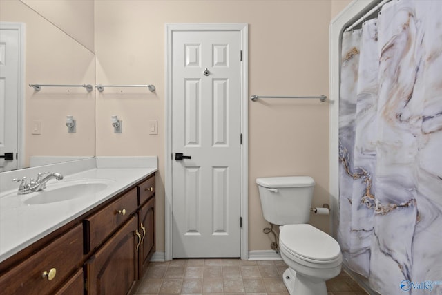 full bathroom with baseboards, curtained shower, toilet, and vanity