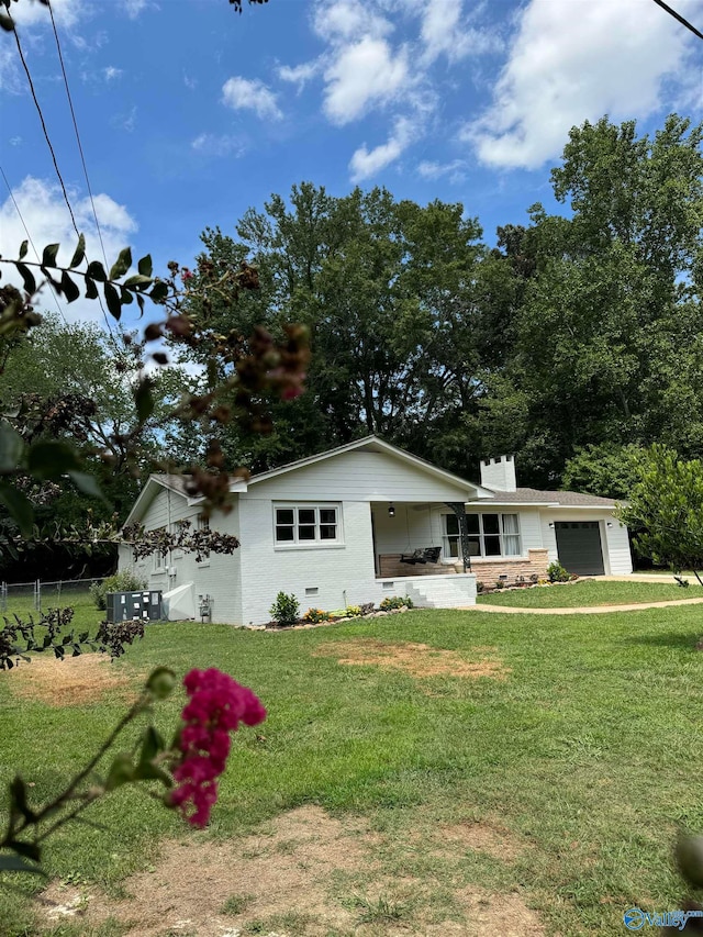 view of front of house featuring a front yard and a garage