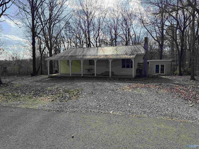 87 Flattop Cir, Scottsboro, AL 35768 - view of front of property with a porch and metal roof