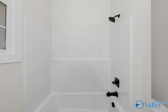 bathroom with bathtub / shower combination