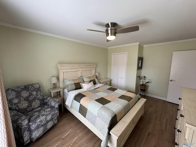 bedroom with dark wood-style floors, ceiling fan, ornamental molding, and a closet