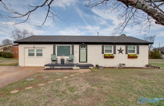 single story home with a front lawn