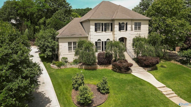 view of front of house featuring a front lawn