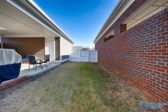 view of yard featuring a patio area