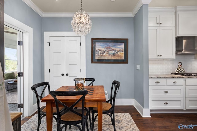 dining space featuring crown molding, a notable chandelier, and dark hardwood / wood-style floors