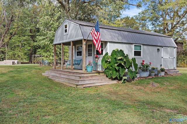 back of house featuring a yard