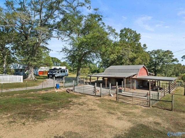 view of yard with an outbuilding