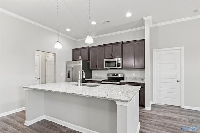 kitchen with decorative light fixtures, visible vents, appliances with stainless steel finishes, a kitchen island with sink, and a sink