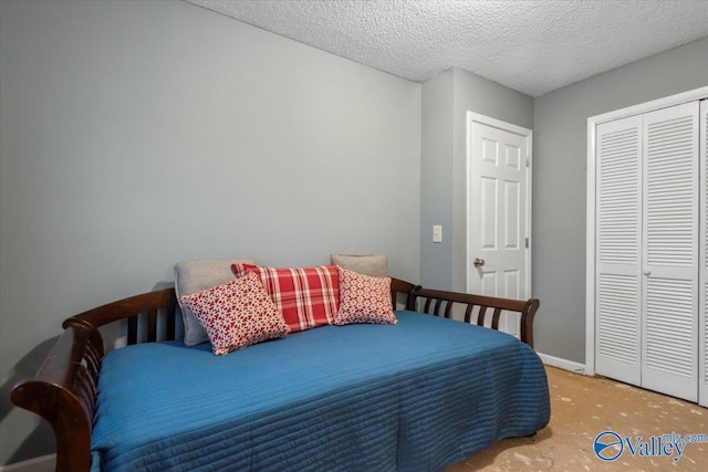 bedroom featuring carpet floors, a textured ceiling, and a closet