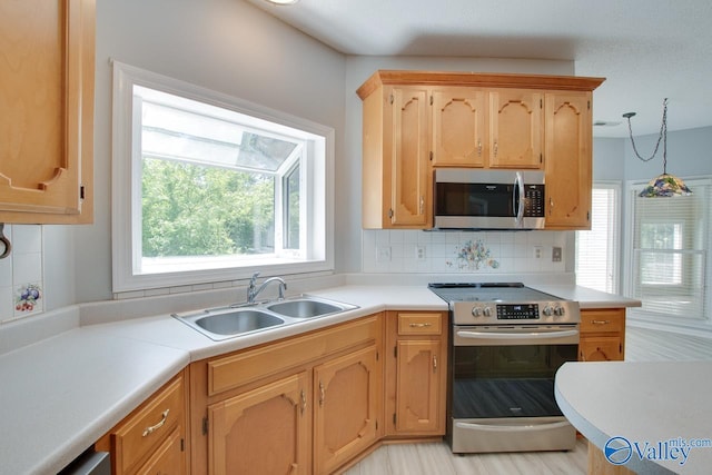 1102 Chesterfield Dr SE, Huntsville, AL 35803 - kitchen featuring stainless steel appliances, a sink, tasteful backsplash, and light countertops