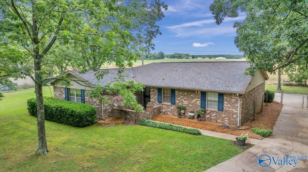 single story home with a front yard