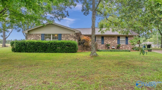 ranch-style home featuring a front lawn