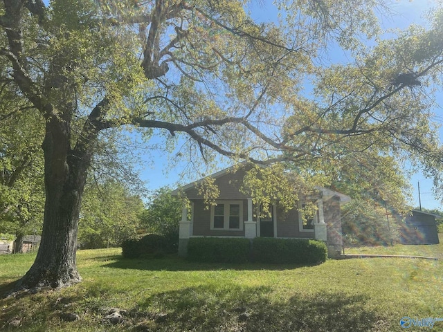 view of front facade with a front yard