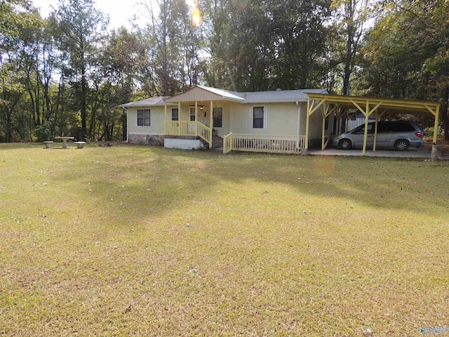 view of front of house featuring a porch, a front lawn, and a carport