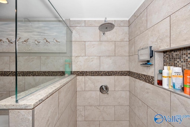 bathroom featuring tiled shower