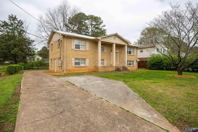 view of front facade with a front yard