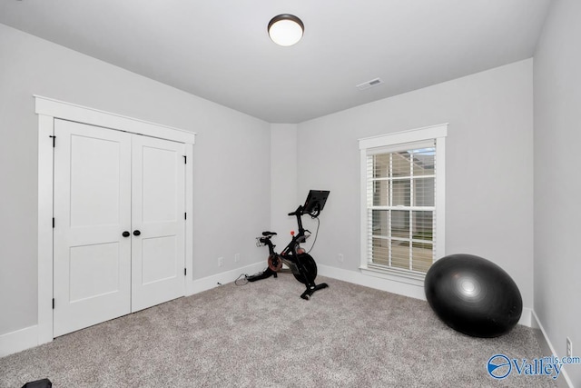 workout room with carpet flooring, baseboards, and visible vents