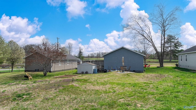 view of yard featuring an outdoor structure and a shed