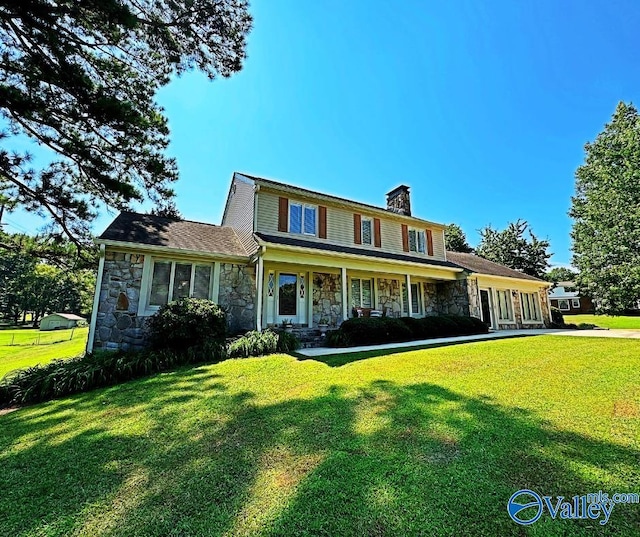 view of front of property featuring a front lawn