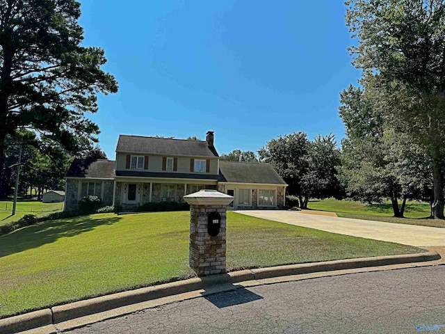 view of front facade featuring a front yard