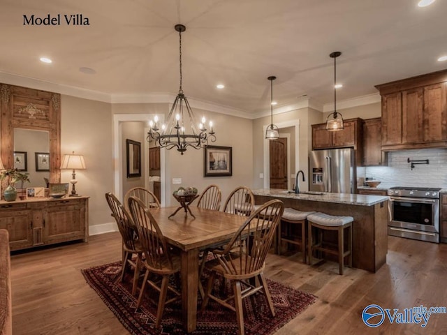 dining space featuring recessed lighting, baseboards, dark wood finished floors, and ornamental molding