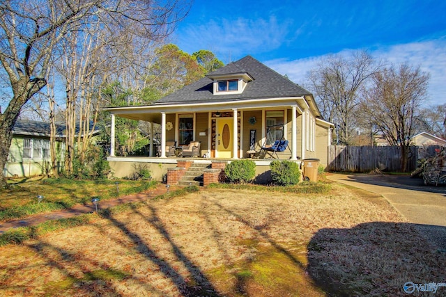 view of front of property featuring a front yard and a porch