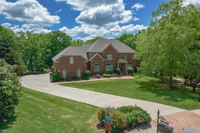 view of front of property featuring a front lawn