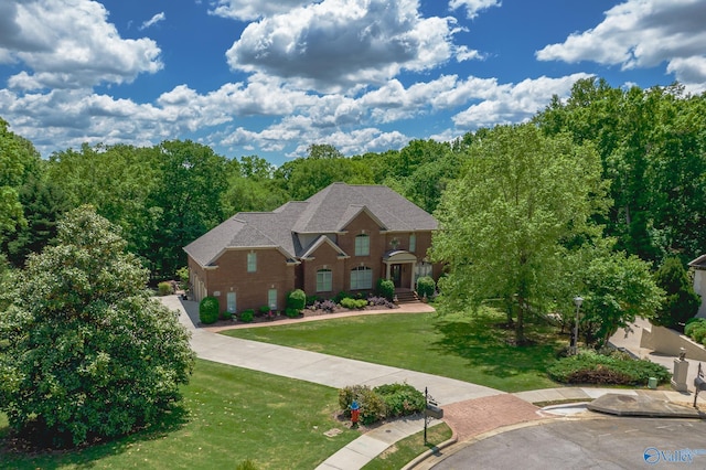 view of front of home featuring a front yard