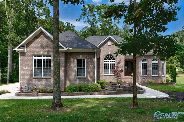 view of front facade with a front yard