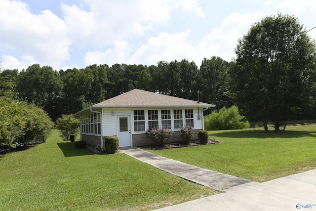 ranch-style house featuring a front yard