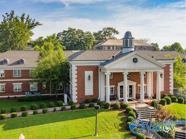 view of front of home featuring a front lawn