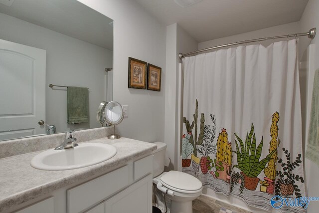 178 Meadow Ridge Dr, Hazel Green, AL 35750 - full bathroom featuring shower / bath combo with shower curtain, toilet, and vanity