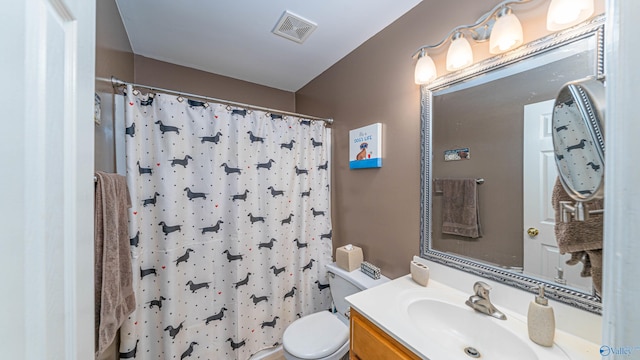 full bathroom featuring vanity, toilet, a shower with curtain, and visible vents