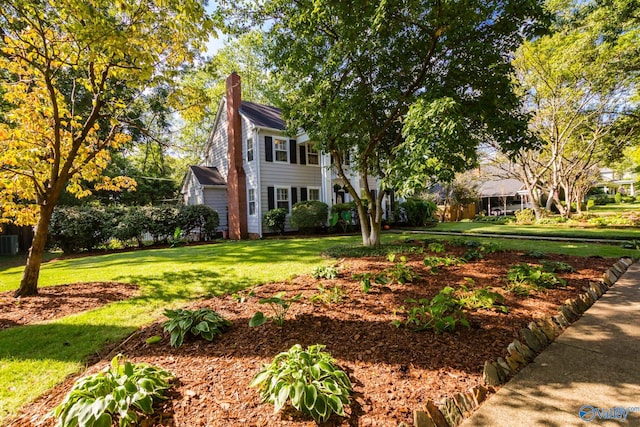 view of front of house featuring a front lawn