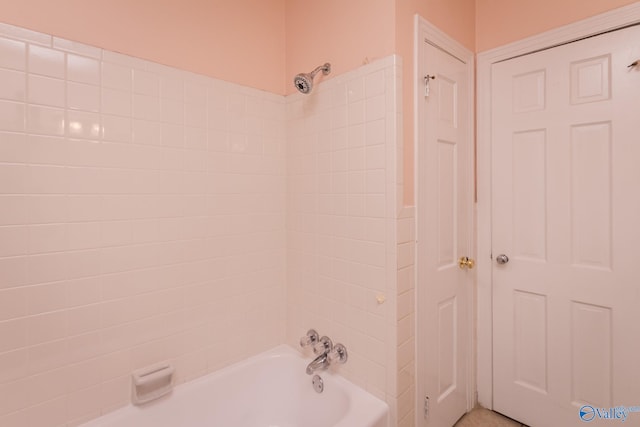 bathroom with tiled shower / bath combo