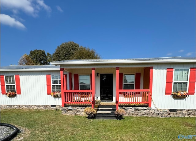 view of front of property with a porch and a front lawn