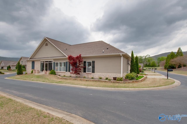 view of front of house featuring a front yard