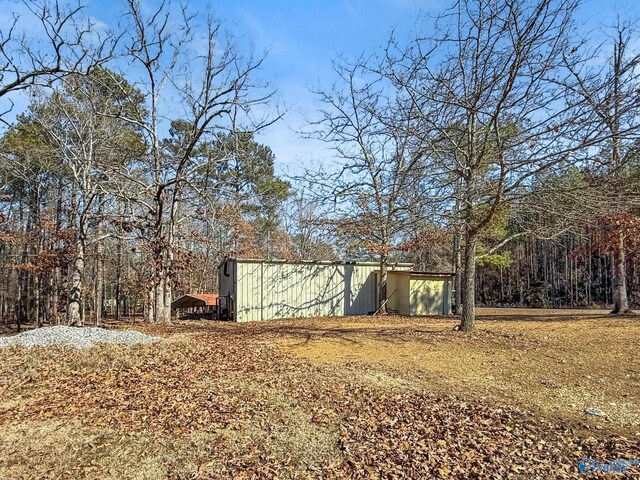 view of yard with an outbuilding