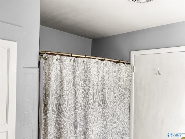 full bath with curtained shower