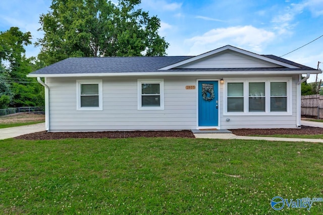 view of front of house featuring a front lawn