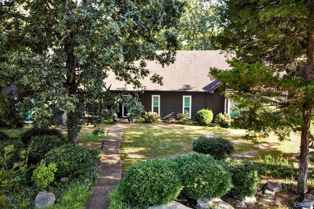 view of front facade featuring a front yard