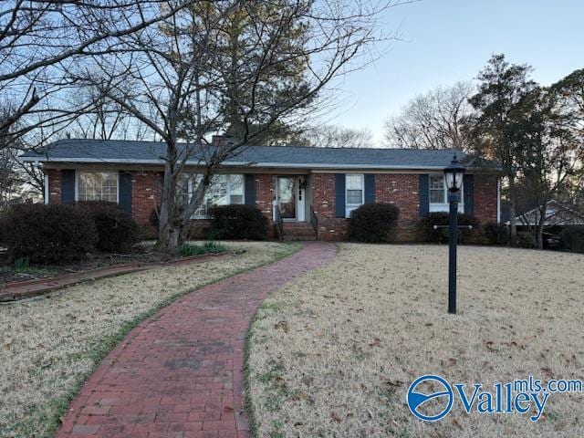 single story home with a front yard