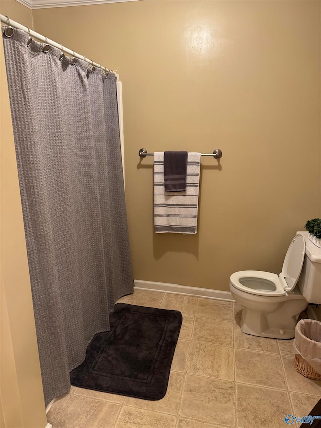 bathroom featuring a shower with shower curtain and toilet