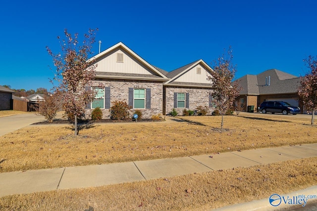 single story home with a front lawn